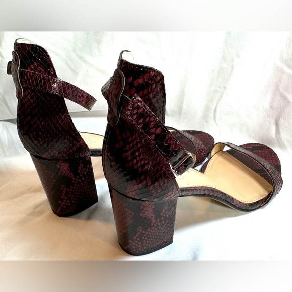 Vince Camuto Beah Snakeskin Burgundy Low Heel Sandals Size 8 - Picture 5 of 7